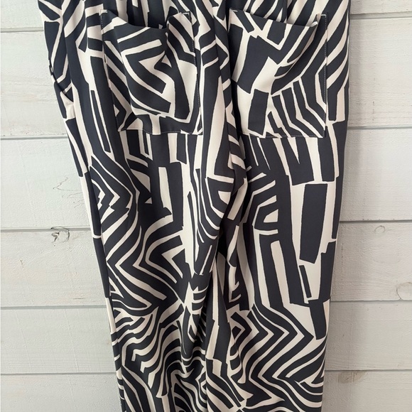 LOFT Ann Taylor  Geometric Palazzo Pants. Two front pockets, two back pockets. - Picture 8 of 15
